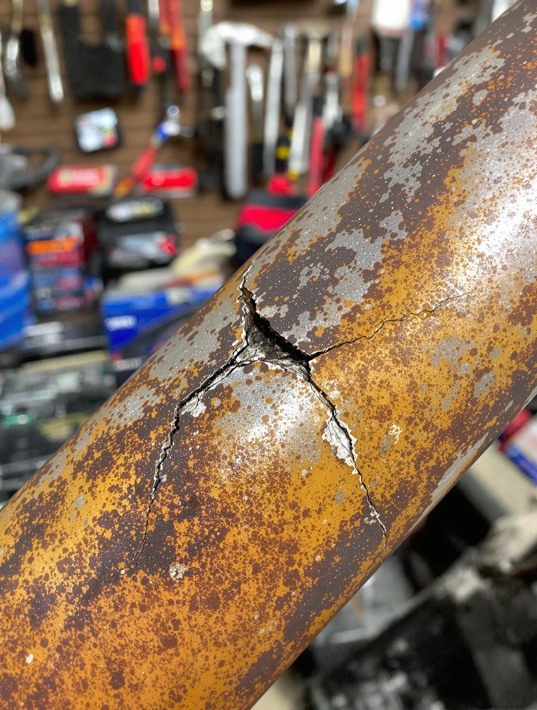 Contrôle des fissures et de la corrosion sur le cadre de Yamaha TZR 50