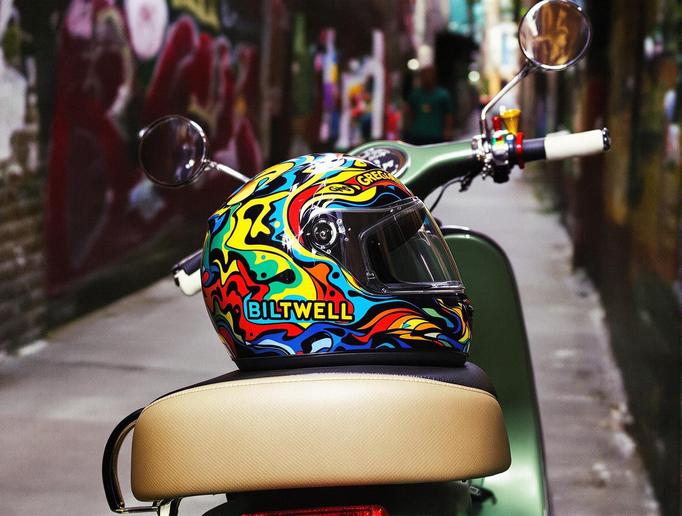 Casque Biltwell Gringo posé sur un siège de Vespa custom dans une ruelle urbaine
