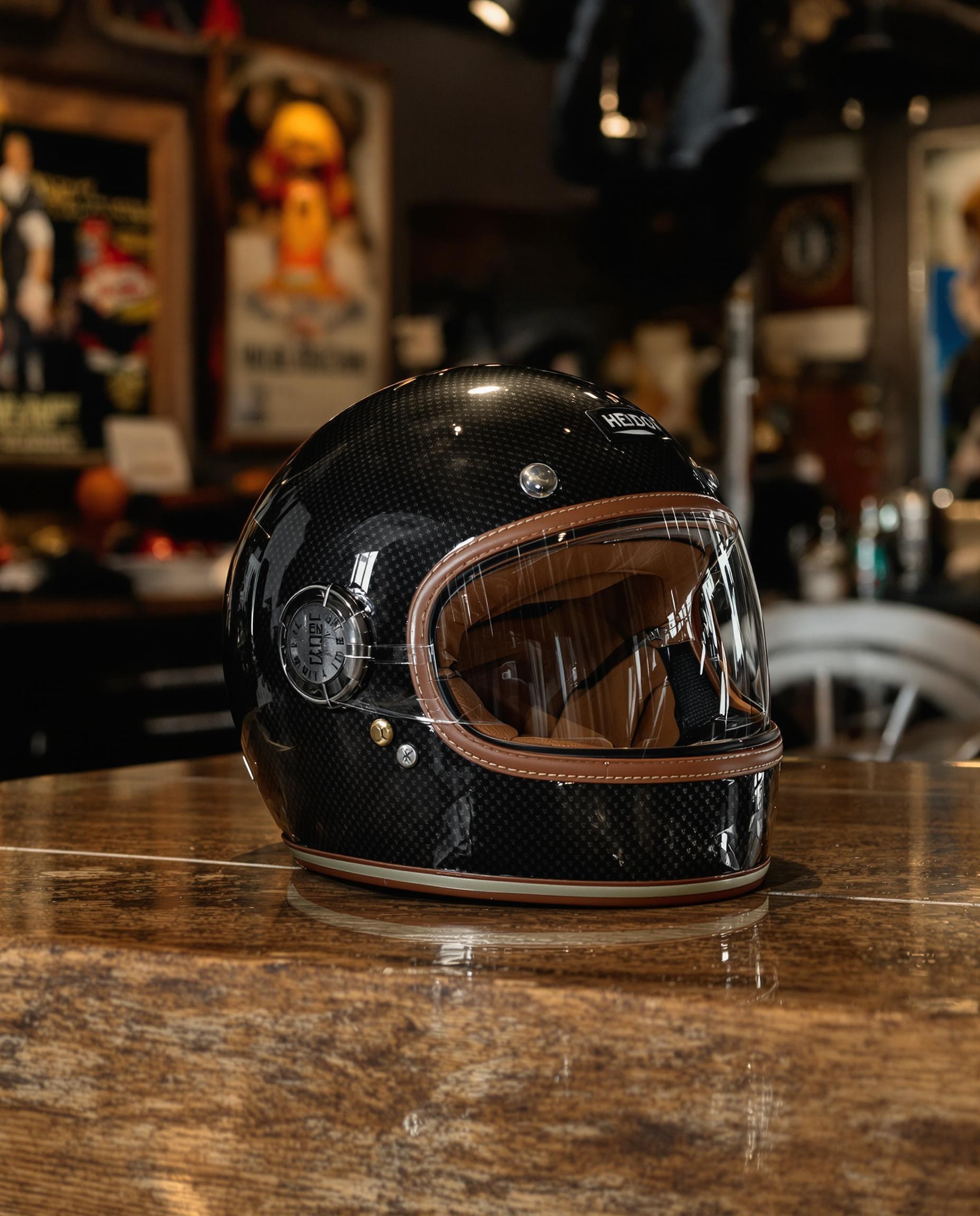 casque Hedon Heroine Racer sur comptoir vintage boutique Paris