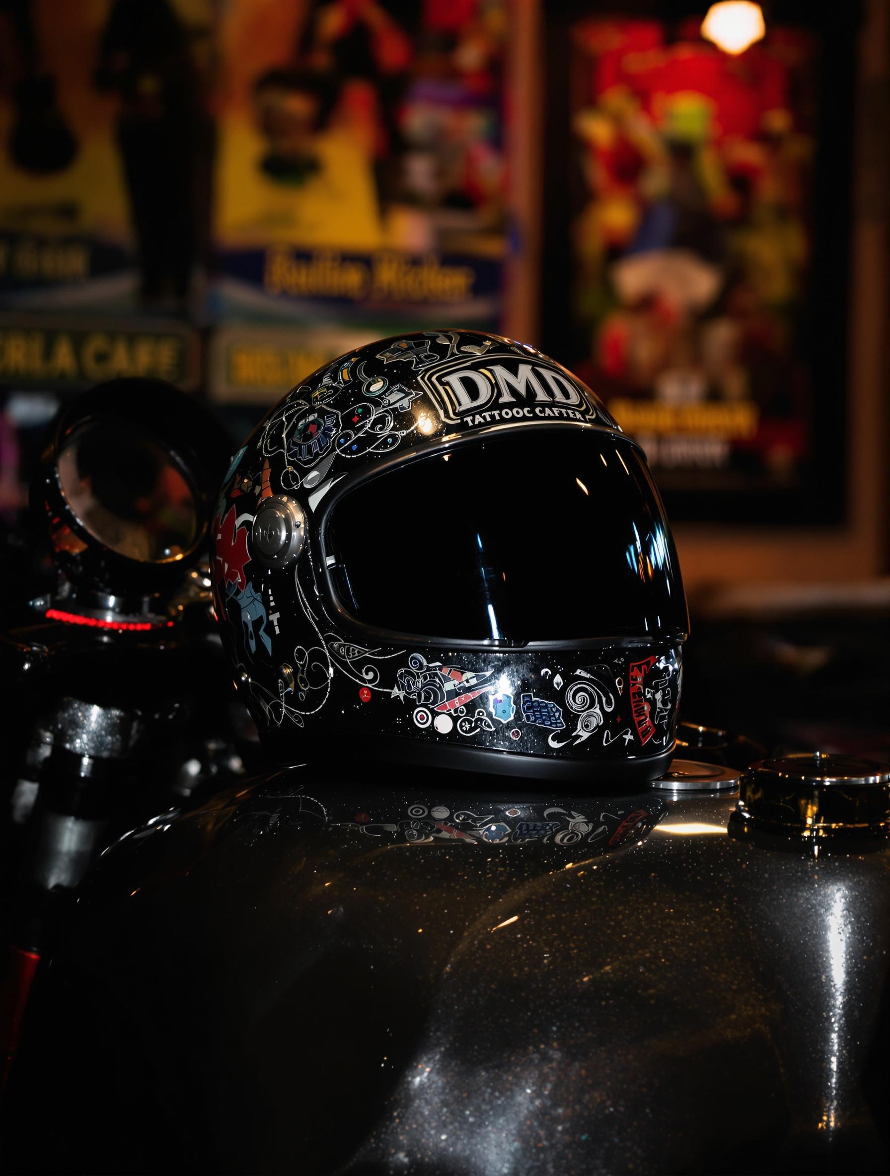 Casque moto DMD vintage décor paillettes tattoo sur café racer ambiance rock'n'roll