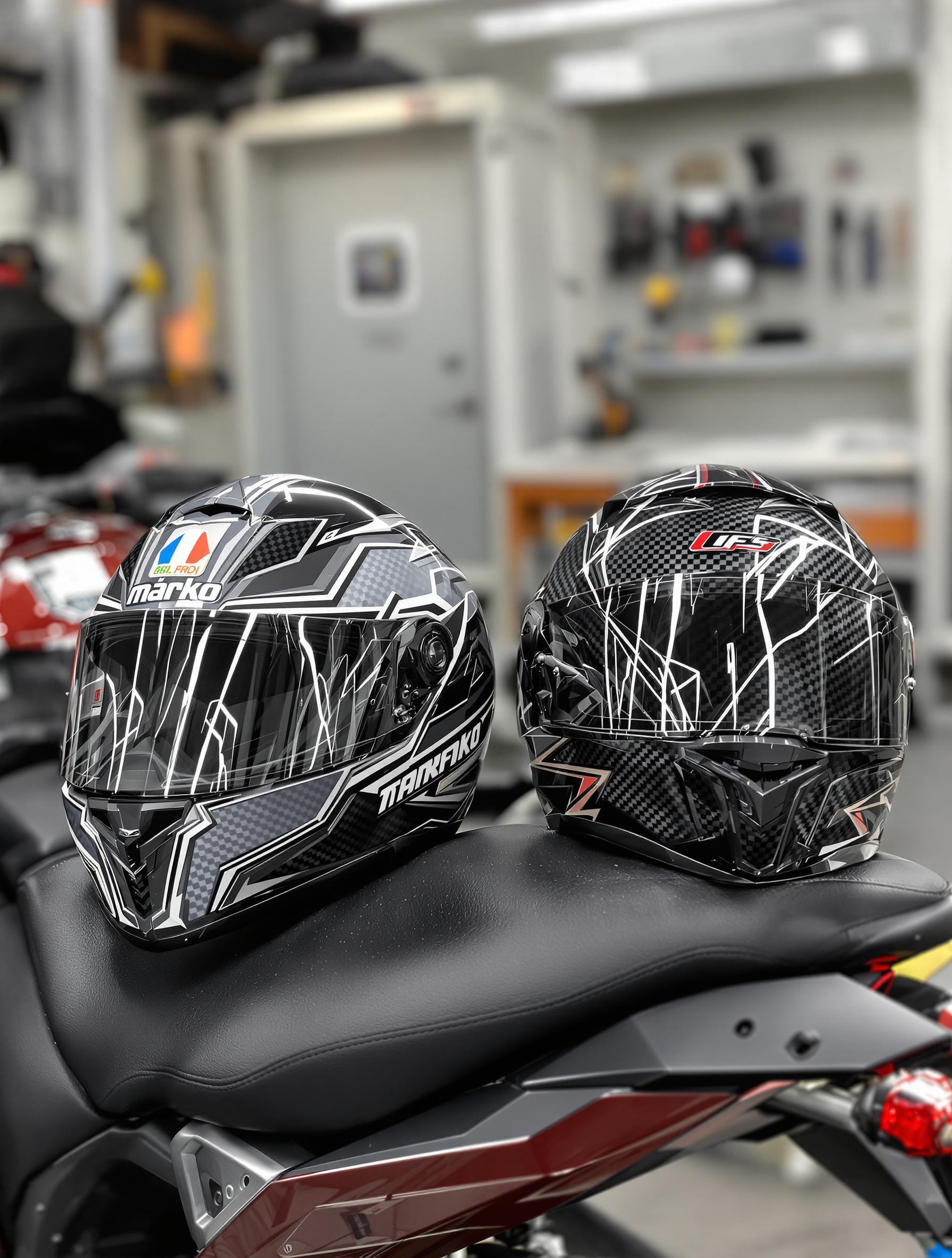 Casques Mârkö Tandem Light et Dark Side Carbon côte à côte sur selle de sportive, carbone visible