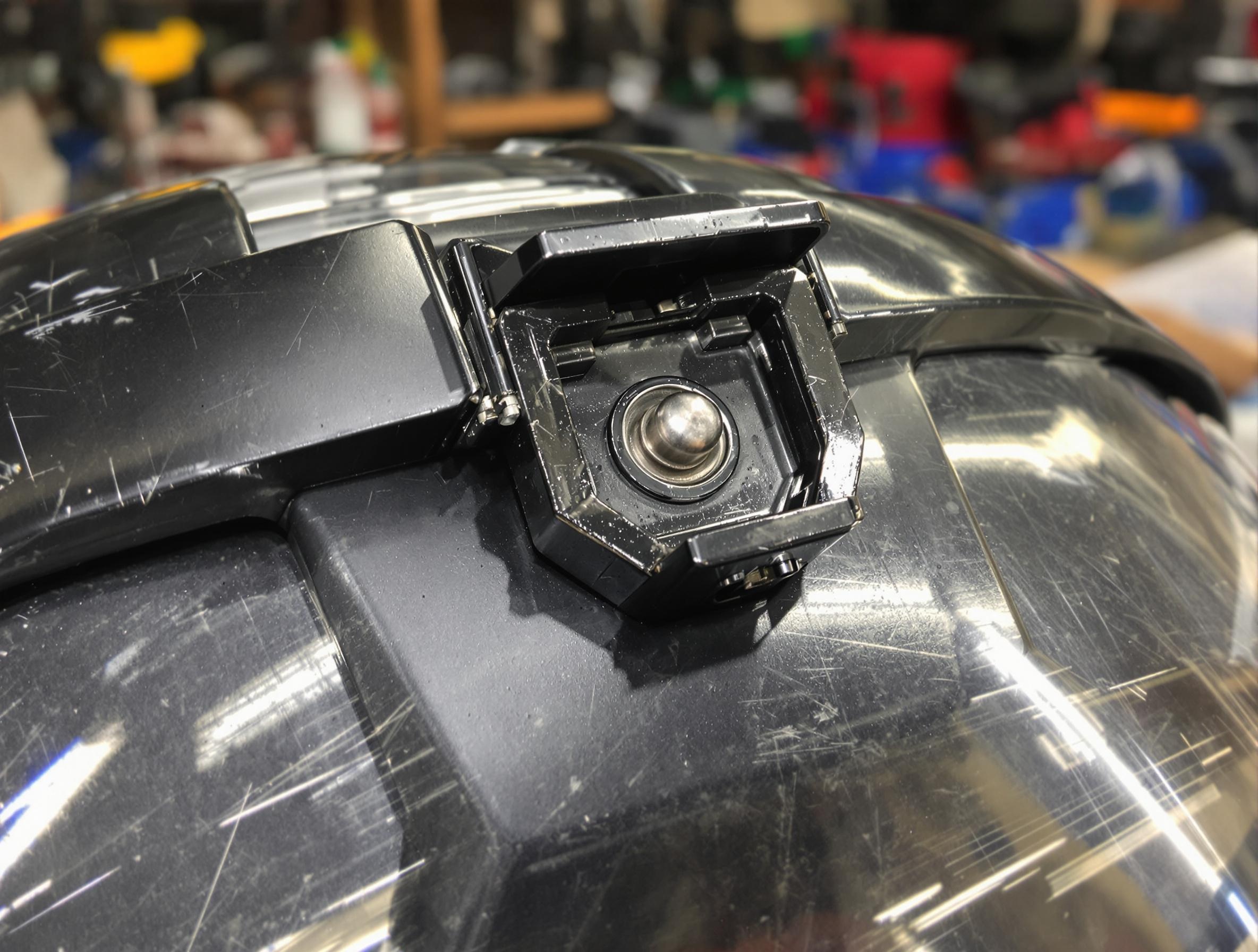 Mécanisme de fixation d’une visière de casque moto avec platine et goupille
