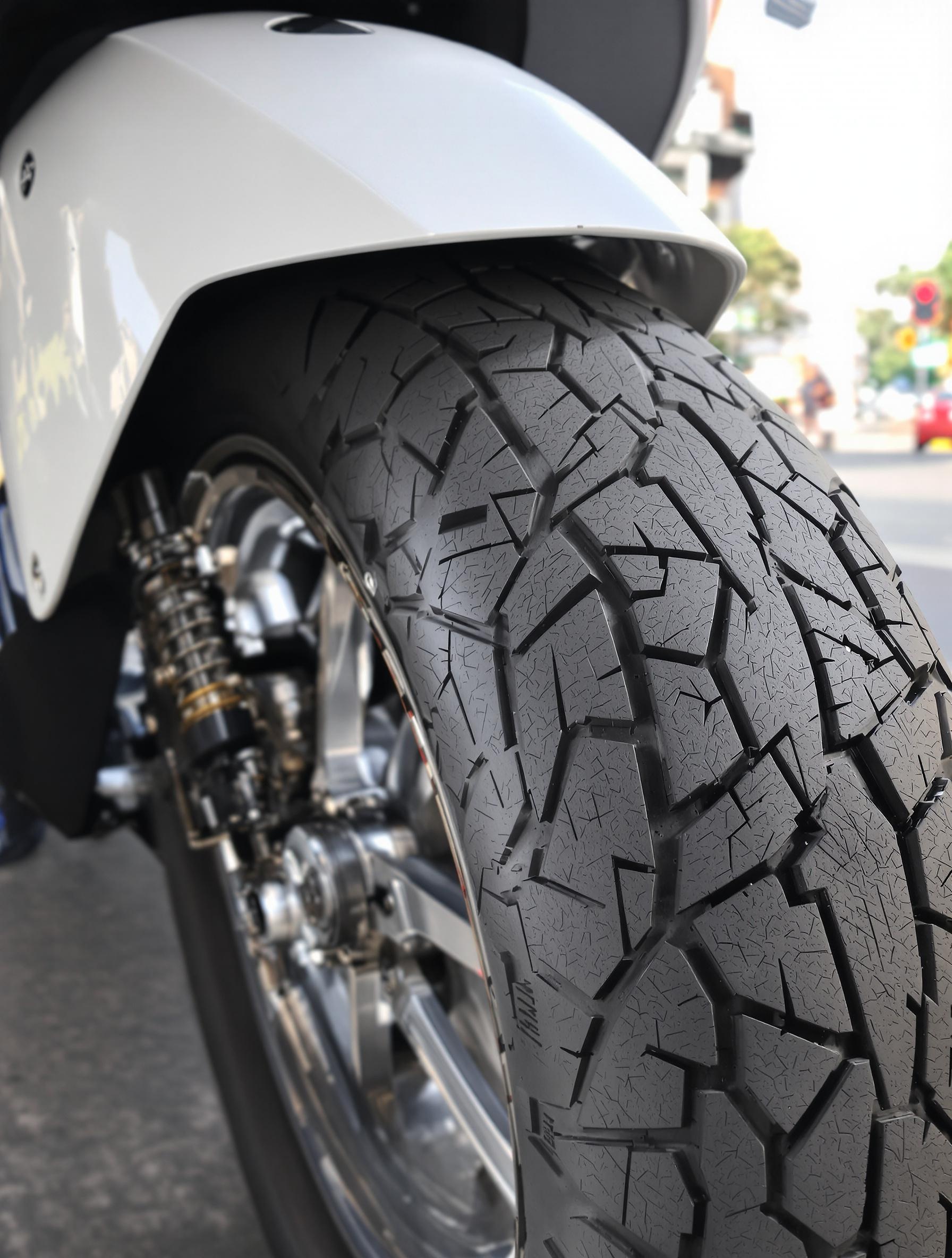 Gros plan sur un pneu Michelin City Grip monté sur un XMAX 125
