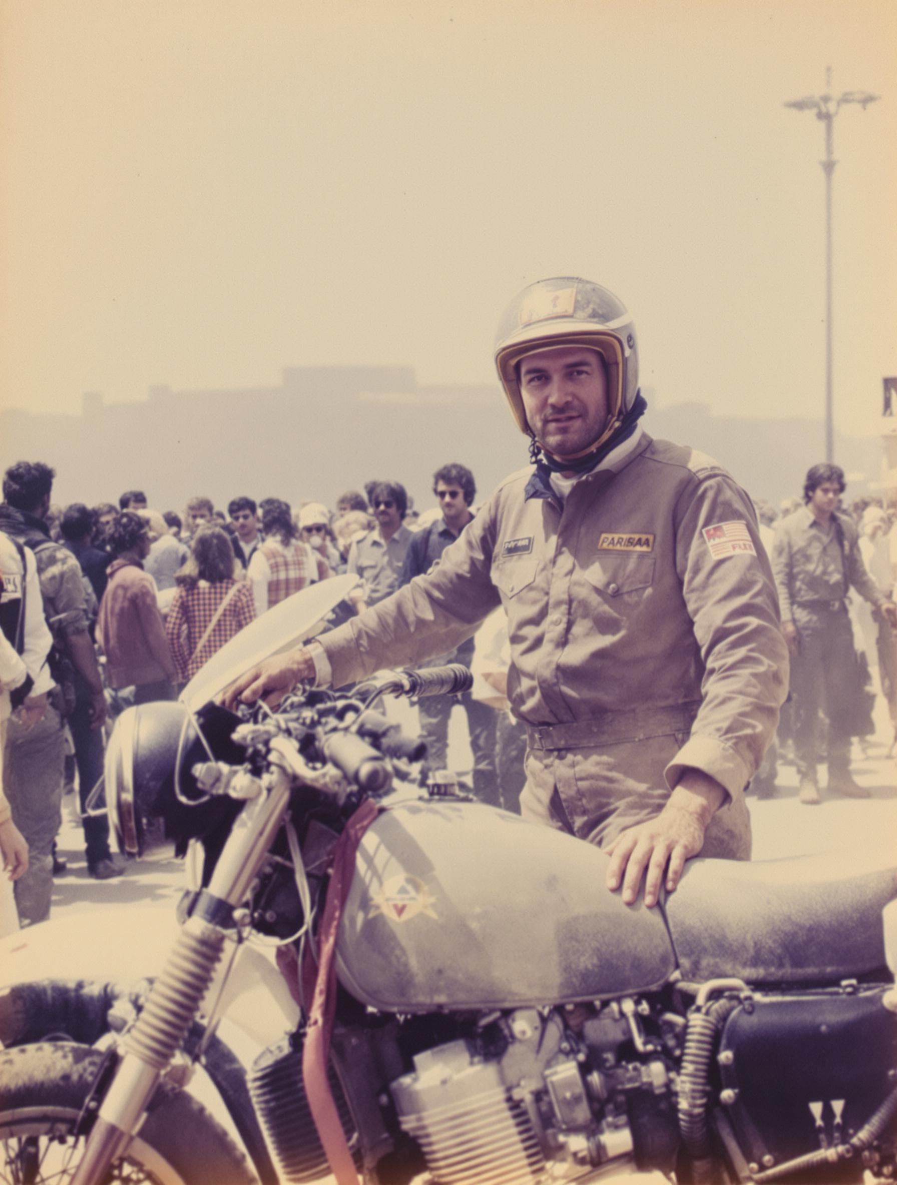 Thierry Sabine au départ du Paris Dakar 1979 avec une moto vintage